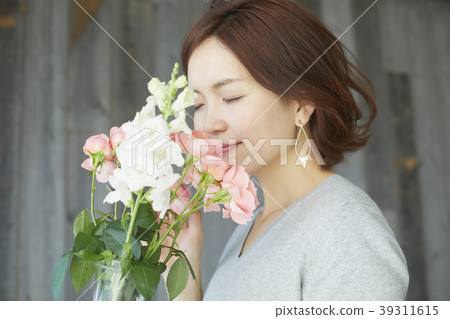 A woman who keeps flowers 39311615