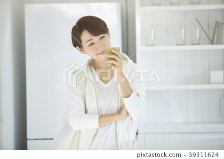A healthy woman 39311624