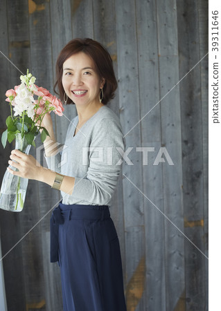 一個保持鮮花的女人 39311646