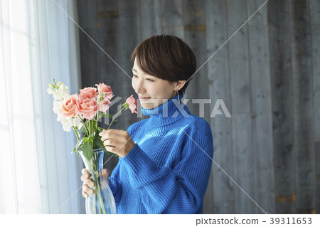 A woman who keeps flowers A woman who keeps flowers 39311653