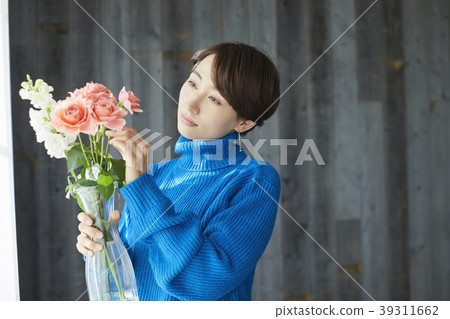A woman who keeps flowers A woman who keeps flowers 39311662