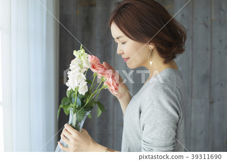 一個保持鮮花的女人 39311690