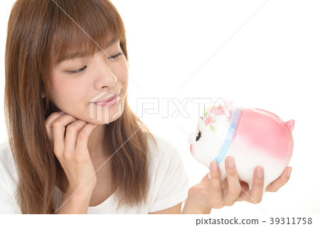 有豬的存錢罐的一名婦女 有豬的存錢罐的一名婦女 39311758