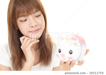 有豬的存錢罐的一名婦女 有豬的存錢罐的一名婦女 39311759