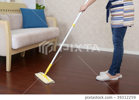 Women cleaning 39312259