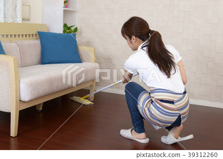 Women cleaning 39312260