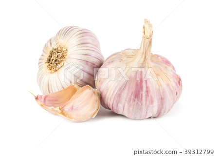 Fresh garlic isolated on white background Fresh garlic isolated on white background 39312799