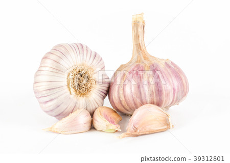 Fresh garlic isolated on white background Fresh garlic isolated on white background 39312801