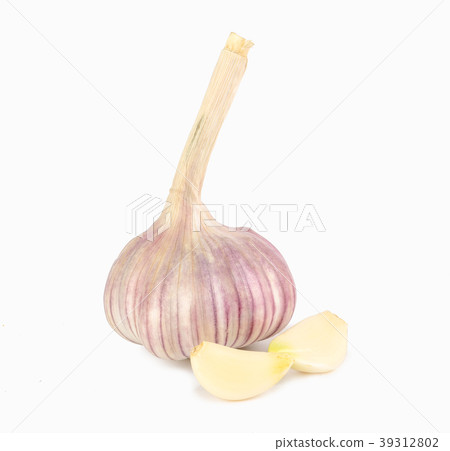 Fresh garlic isolated on white background Fresh garlic isolated on white background 39312802