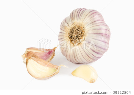 Fresh garlic isolated on white background Fresh garlic isolated on white background 39312804