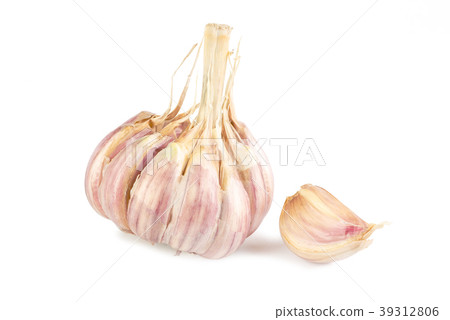 Fresh garlic isolated on white background Fresh garlic isolated on white background 39312806