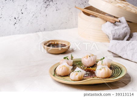 Asian steam dumplings Asian steam dumplings 39313114