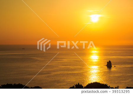 Sunset on the corner from Ono-cho, small-angle sunset on Nagakaki Sunset Road [Ono-cho, Nagasaki-shi, Nagasaki Prefecture] 39313295