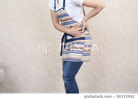 A woman complaining of abdominal pain 39313992