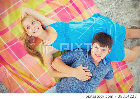 Happy loving couple on a bright sunny day lie Happy loving couple on a bright sunny day lie 39314228