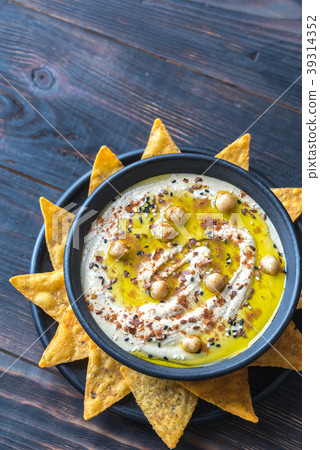Bowl of hummus with tortilla chips Bowl of hummus with tortilla chips 39314352