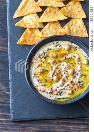 Bowl of hummus with tortilla chips Bowl of hummus with tortilla chips 39314354