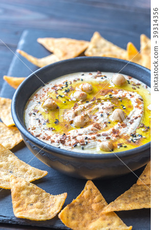 Bowl of hummus with tortilla chips Bowl of hummus with tortilla chips 39314356