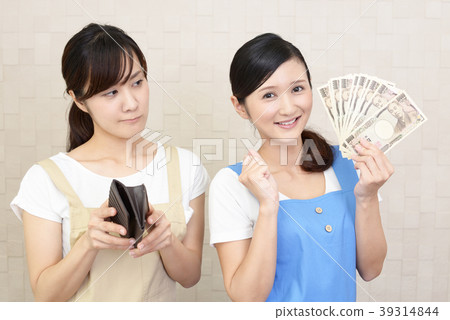 Two women with banknotes 39314844