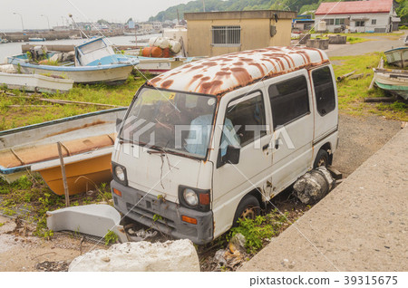 A light car that has been rusted and scrapped due to salt damage A light car that has been rusted and scrapped due to salt damage 39315675