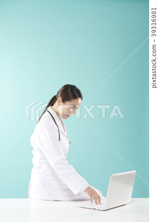Female doctor Female doctor 39316981