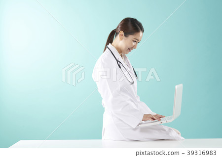 Female doctor Female doctor 39316983