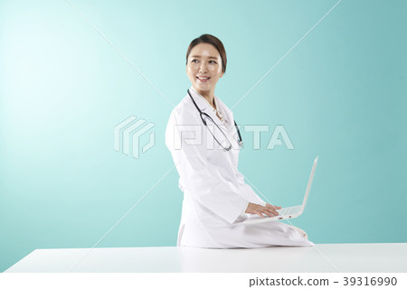 Female doctor Female doctor 39316990