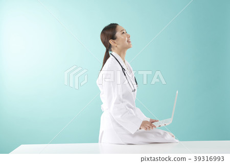 Female doctor Female doctor 39316993