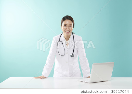 Female doctor Female doctor 39317044