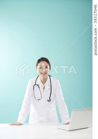 Female doctor 39317046