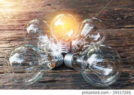 Light bulbs with glowing on wooden table backgroun Light bulbs with glowing on wooden table backgroun 39317268