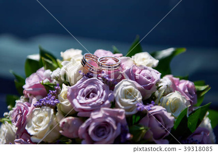 Wedding rings and bride's bouquet Wedding rings and bride's bouquet 39318085