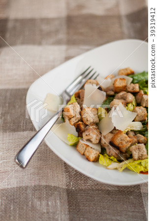 Caesar salad with chicken, lettuce and cheese 39319412