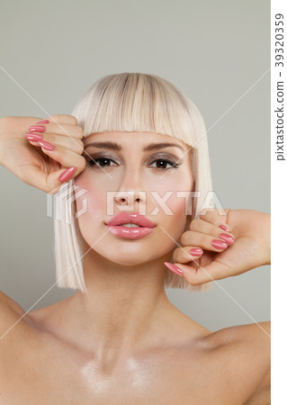 Beautiful Female Model Face Close up Beautiful Female Model Face Close up 39320359