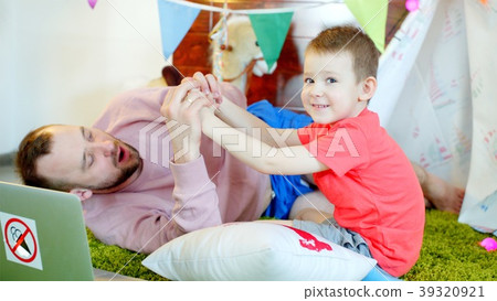 Little boy is playing with his father in the Little boy is playing with his father in the 39320921