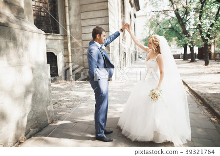 Beautiful caucasian wedding couple just married Beautiful caucasian wedding couple just married 39321764