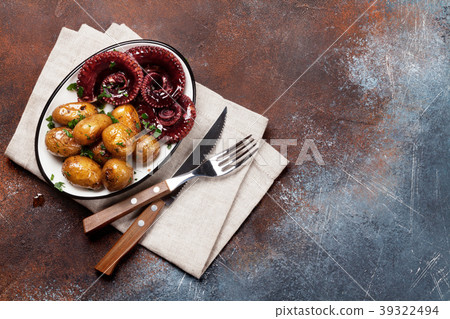 Grilled octopus with small potatoes Grilled octopus with small potatoes 39322494