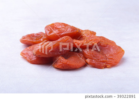 dried apricots isolated white background dried apricots isolated white background 39322891