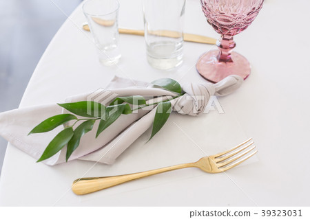 Beautiful table setting with crockery and flowers 39323031