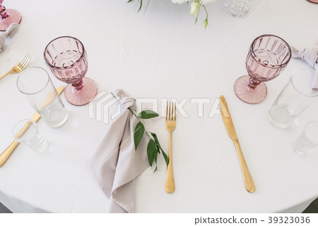 Beautiful table setting with crockery and flowers 39323036