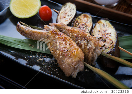 Grill chicken wing with salt seasoning. Grill chicken wing with salt seasoning. 39323216