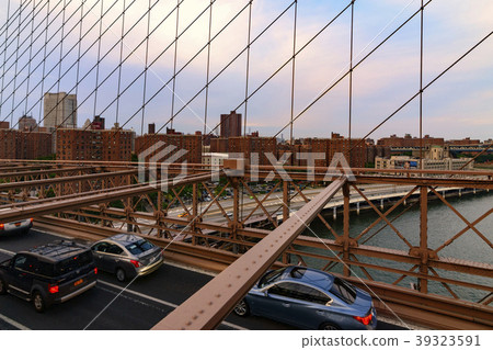 Traffic crossing the Brooklyn Bridge in New York 39323591