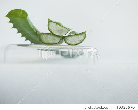 Closeup slices aloe vera water drops Closeup slices aloe vera water drops 39323670