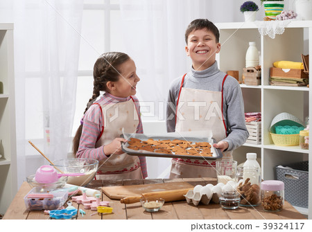 Girl and boy cooking in home kitchen 39324117