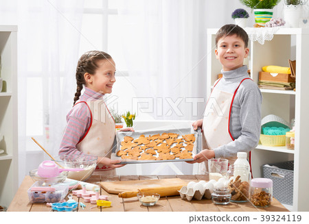Girl and boy cooking in home kitchen 39324119