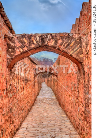 Archway between Amer and Jaigarh Fort in Jaipur - Archway between Amer and Jaigarh Fort in Jaipur - 39324136