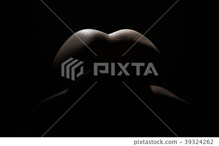 Woman's buttocks up 39324262