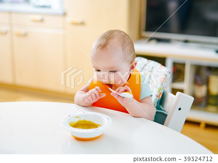 Baby boy during eating 39324712