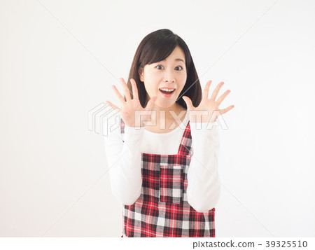 驚訝的女人用她的雙手舉起 39325510