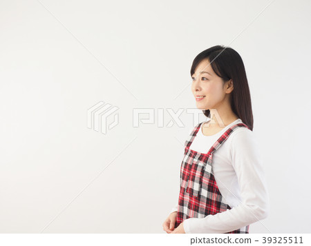 微笑的女人穿著圍裙 微笑的女人穿著圍裙 39325511